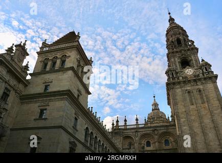 La Torre dell'Orologio e la facciata sud della Cattedrale di Santiago Praza de Praterías Santiago de Compostela Galizia Spagna Foto Stock
