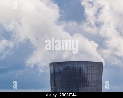 Cruas, Francia - 4 aprile 2023: Vista sul fiume sulla centrale nucleare (CNPE Cruas-Meysse) sullo sfondo di rocce calcaree. Foto Stock