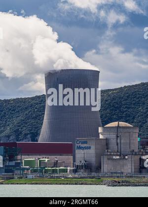 Cruas, Francia - 4 aprile 2023: Vista sul fiume sulla centrale nucleare (CNPE Cruas-Meysse) sullo sfondo di rocce calcaree. Foto Stock