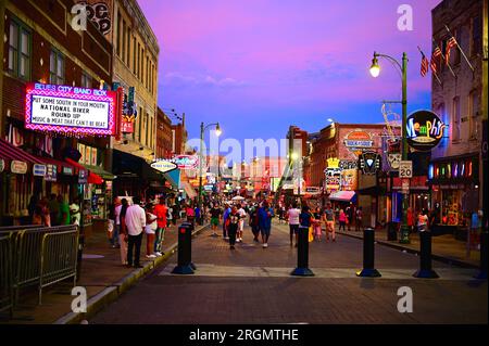 Indicazioni al neon lungo Beale Street a Memphis Foto Stock