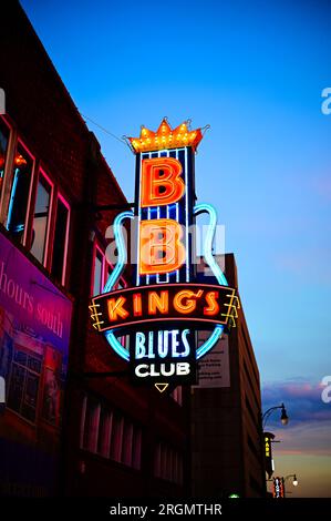 Indicazioni al neon lungo Beale Street a Memphis Foto Stock