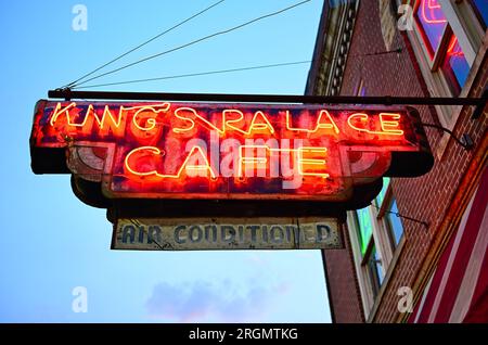 Indicazioni al neon lungo Beale Street a Memphis Foto Stock