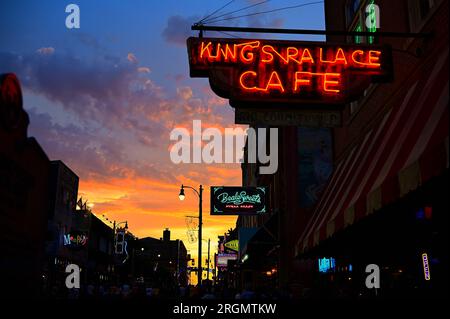 Indicazioni al neon lungo Beale Street a Memphis Foto Stock