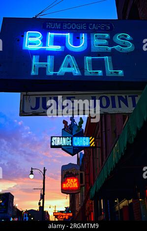 Indicazioni al neon lungo Beale Street a Memphis Foto Stock