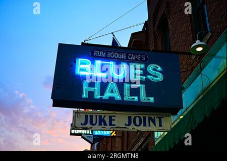 Indicazioni al neon lungo Beale Street a Memphis Foto Stock