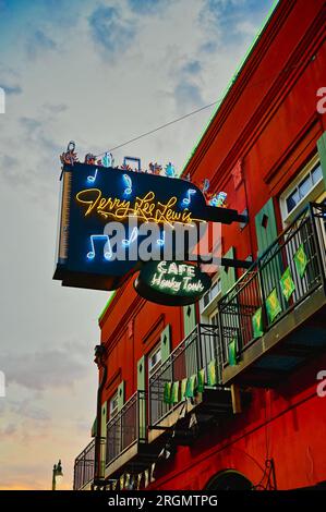 Indicazioni al neon lungo Beale Street a Memphis Foto Stock