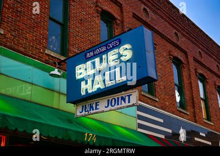 Indicazioni al neon lungo Beale Street a Memphis Foto Stock