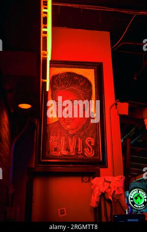 Red Neon bagliore sul dipinto di Elvis a Memphis Foto Stock