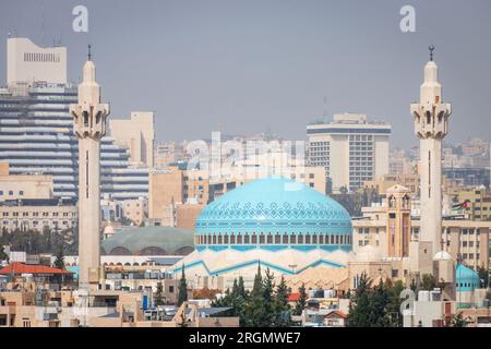 La Moschea di re Abd Allah i ad Amman, Giordania, con tetto blu contro cielo nuvoloso Foto Stock