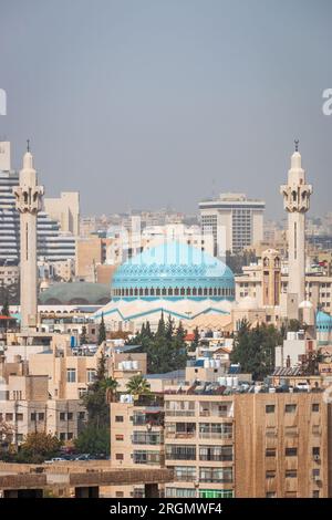 La Moschea di re Abd Allah i ad Amman, Giordania, con tetto blu contro cielo nuvoloso Foto Stock