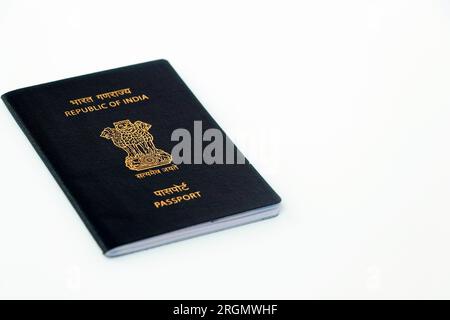 passaporto indiano in primo piano con sfondo bianco e spazio Foto Stock