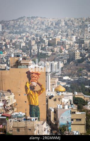 Amman, Giordania - 1° novembre 2021: Paesaggio urbano con un enorme murale visto dalla collina della cittadella Foto Stock