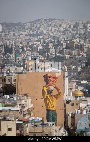 Amman, Giordania - 1° novembre 2021: Paesaggio urbano con un enorme murale visto dalla collina della cittadella Foto Stock