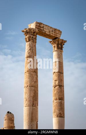 Rovine del tempio romano di Ercole con le sue nuvole sulla collina della Cittadella ad Amman, Giordania, contro il cielo blu con le nuvole Foto Stock