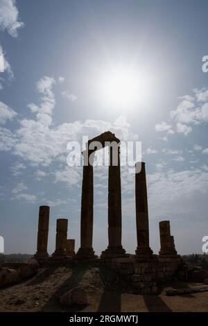 Rovine del tempio romano di Ercole con le sue nuvole sulla collina della Cittadella ad Amman, Giordania, contro il cielo blu con le nuvole Foto Stock