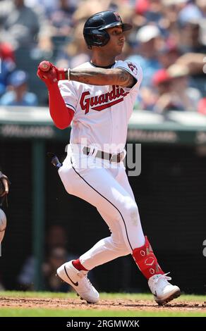 Cleveland, Stati Uniti. 10 agosto 2023. Cleveland Guardians Brayan Rocchio (6) batté una doppia da 2 RBI nel secondo inning contro i Toronto Blue Jays al Progressive Field di Cleveland, Ohio, giovedì 10 agosto 2023. Foto di Aaron Josefczyk/UPI Credit: UPI/Alamy Live News Foto Stock