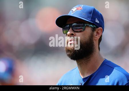 Cleveland, Stati Uniti. 10 agosto 2023. Toronto Blue Jays Brandon Belt (13) guarda la folla mentre lascia il campo contro i Cleveland Guardians nel quarto inning al Progressive Field di Cleveland, Ohio, giovedì 10 agosto 2023. Foto di Aaron Josefczyk/UPI Credit: UPI/Alamy Live News Foto Stock