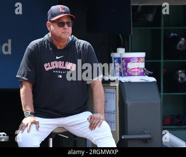 Cleveland, Stati Uniti. 10 agosto 2023. Il manager dei Cleveland Guardians Terry Francona guarda dalla panchina durante il quinto inning contro i Toronto Blue Jays al Progressive Field di Cleveland, Ohio, giovedì 10 agosto 2023. Foto di Aaron Josefczyk/UPI Credit: UPI/Alamy Live News Foto Stock