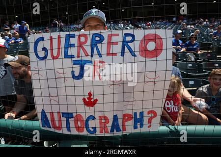 Cleveland, Stati Uniti. 10 agosto 2023. Un giovane tifoso dei Toronto Blue Jays tiene un cartello per un autografo prima dell'inizio della gara contro i Cleveland Guardians al Progressive Field di Cleveland, Ohio, giovedì 10 agosto 2023. Foto di Aaron Josefczyk/UPI Credit: UPI/Alamy Live News Foto Stock