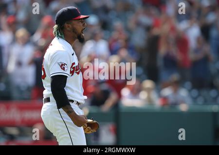 Cleveland, Stati Uniti. 10 agosto 2023. I Cleveland Guardians Emmanuel Clase (48) reagirono dopo aver sconfitto i Toronto Blue Jays al Progressive Field di Cleveland, Ohio, giovedì 10 agosto 2023. Foto di Aaron Josefczyk/UPI Credit: UPI/Alamy Live News Foto Stock