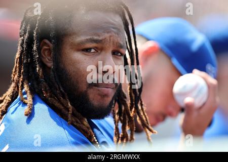 Cleveland, Stati Uniti. 10 agosto 2023. Toronto Blue Jays Vladimir Guerrero Jr. (27) guardò dal dugout nel secondo inning contro i Cleveland Guardians al Progressive Field di Cleveland, Ohio, giovedì 10 agosto 2023. Foto di Aaron Josefczyk/UPI Credit: UPI/Alamy Live News Foto Stock