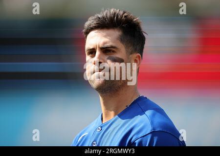 Cleveland, Stati Uniti. 10 agosto 2023. Toronto Blue Jays Whit Merrifield (15) esce dal campo durante l'enigma inning contro i Cleveland Guardians al Progressive Field di Cleveland, Ohio giovedì 10 agosto 2023. Foto di Aaron Josefczyk/UPI Credit: UPI/Alamy Live News Foto Stock