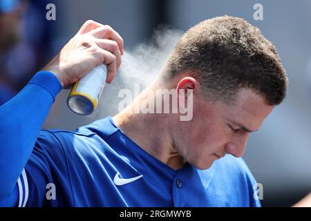 Cleveland, Stati Uniti. 10 agosto 2023. Toronto Blue Jays Matt Chapman (26) spruzza la crema solare sulla testa durante il quarto inning contro i Cleveland Guardians al Progressive Field di Cleveland, Ohio, giovedì 10 agosto 2023. Foto di Aaron Josefczyk/UPI Credit: UPI/Alamy Live News Foto Stock