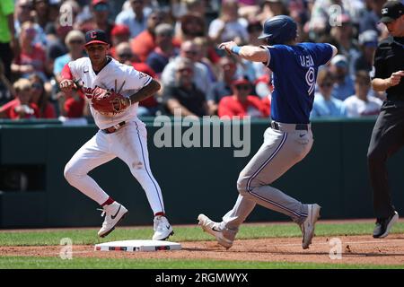 Cleveland, Stati Uniti. 10 agosto 2023. I Cleveland Guardians Brayan Rocchio (6) respingono i Toronto Blue Jays Danny Jansen (9) nella terza base nel sesto inning al Progressive Field di Cleveland, Ohio, giovedì 10 agosto 2023. Foto di Aaron Josefczyk/UPI Credit: UPI/Alamy Live News Foto Stock