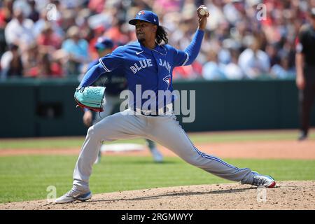 Cleveland, Stati Uniti. 10 agosto 2023. Toronto Blue Jays Genesis Cabrera (92) lanciò nel quinto inning contro i Cleveland Guardians al Progressive Field di Cleveland, Ohio, giovedì 10 agosto 2023. Foto di Aaron Josefczyk/UPI Credit: UPI/Alamy Live News Foto Stock