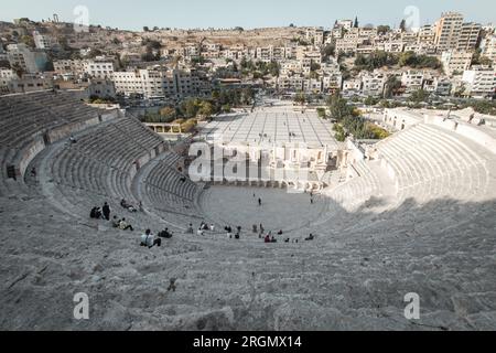 Paesaggio urbano di Amman, Giordania, con anfiteatro romano visto dall'alto contro il cielo blu Foto Stock