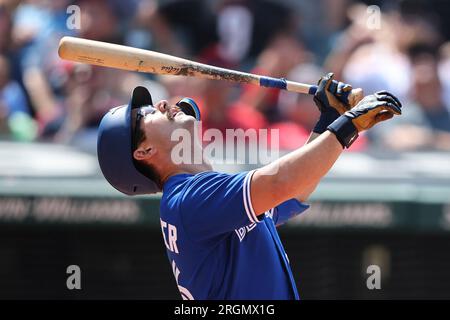 Cleveland, Stati Uniti. 10 agosto 2023. Toronto Blue Jays Davis Schneider (36) guarda la sua volata pop nel sesto inning contro i Cleveland Guardians al Progressive Field di Cleveland, Ohio, giovedì 10 agosto 2023. Foto di Aaron Josefczyk/UPI Credit: UPI/Alamy Live News Foto Stock