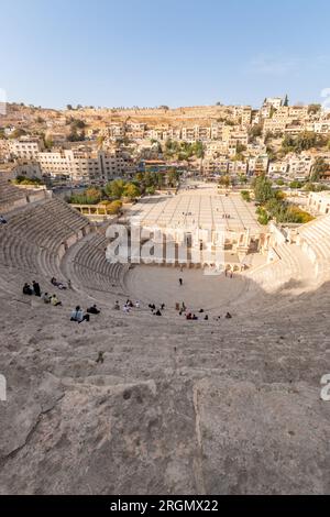 Paesaggio urbano di Amman, Giordania, con anfiteatro romano visto dall'alto contro il cielo blu Foto Stock