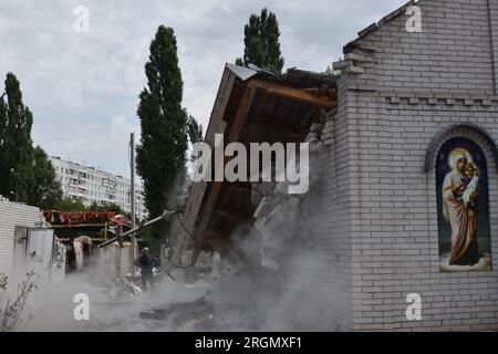 Zaporizhzhia, Ucraina. 10 agosto 2023. I soccorritori lavorano sulla scena della chiesa ortodossa che è stata rovinata dopo l'attacco del razzo russo a Zaporizhzhia. Due giovani donne e un uomo sono stati uccisi e altre nove persone sono state ferite in un attacco missilistico russo alla città Ucraina di Zaporizhzhia alla fine del 9 agosto. I funzionari hanno detto che due delle persone sono state uccise sul posto e una donna è morta durante la notte in ospedale. Il segretario del consiglio comunale di Zaporizhzhia Anatoliy Kurtev disse che la chiesa era stata distrutta e che circa 15 edifici a grattacieli erano stati danneggiati. (Immagine di credito: © Andriy Andriyenko/SOPA Image Foto Stock