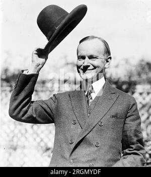 Calvin Coolidge, ritratto a mezza lunghezza, in piedi, rivolto a sinistra, con la punta del cappello circa. 1924 Foto Stock