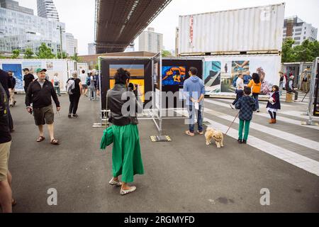 Persone che guardano un'esposizione fotografica a DUMBO: Photoville Festival Foto Stock