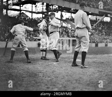 L'esterno dei New York Yankees, Babe Ruth, ha superato il suo primo fuoricampo nella stagione 1924 ca. Aprile 1924 Foto Stock