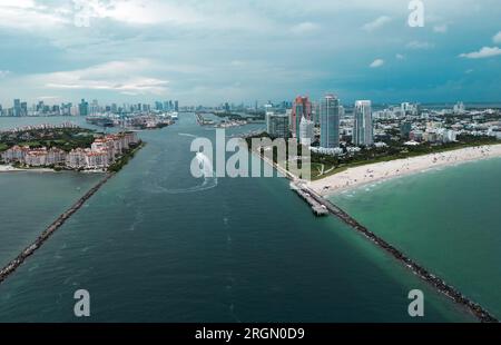 Lo skyline di Fisher Island con edifici visti dalla baia di South Beach. Vista aerea di Miami Beach e Fisher Island. Appartamenti di lusso a Fisher Island Foto Stock