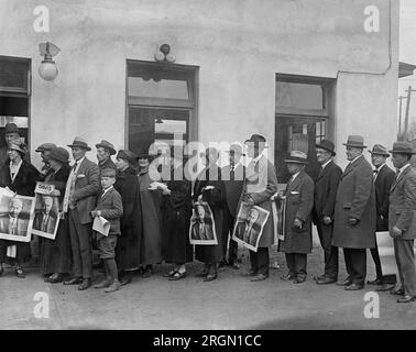 Gente in fila e in attesa di votare CA. 1924 Foto Stock