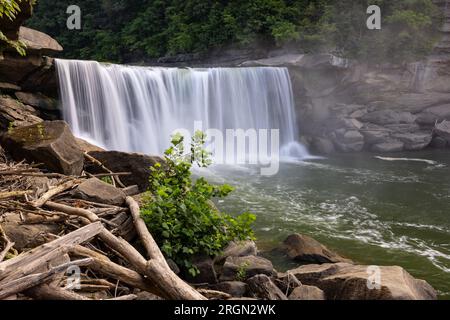 Cumberland Falls - Una grande cascata in una gola nel Kentucky. Foto Stock