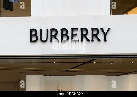 Londra, Regno Unito - 30 luglio 2023; la casa di moda britannica di lusso Burberry insegna nel negozio di Londra Foto Stock