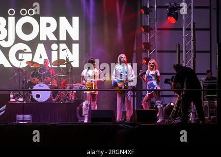 Sydney, Australia - 9 aprile 2022 - il gruppo tributo degli Abba Bjorn si esibisce nuovamente al Royal Randwick il 9 aprile 2022 a Sydney, Australia. Foto Stock