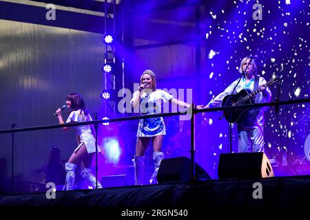 Sydney, Australia - 9 aprile 2022 - il gruppo tributo degli Abba Bjorn si esibisce nuovamente al Royal Randwick il 9 aprile 2022 a Sydney, Australia. Foto Stock