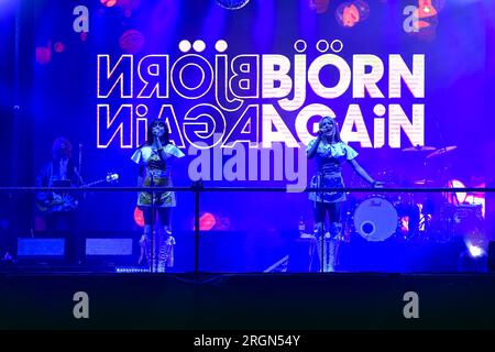 Sydney, Australia - 9 aprile 2022 - il gruppo tributo degli Abba Bjorn si esibisce nuovamente al Royal Randwick il 9 aprile 2022 a Sydney, Australia. Foto Stock