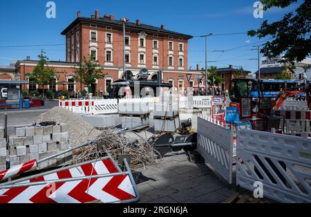 Monaco, Germania. 10 agosto 2023. La piazza della stazione ferroviaria di Monaco-Pasing. Intorno alla stazione ci sono state occasionali rapine e crimini violenti commessi dai giovani. Il ministro bavarese della giustizia Eisenreich (CSU) presenta lo sviluppo della delinquenza giovanile in una conferenza stampa dell'11 agosto 2023. Crediti: Sven Hoppe/dpa/Alamy Live News Foto Stock