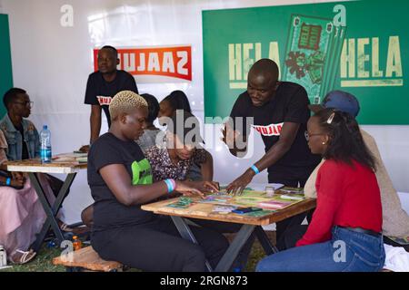 Reportage: First Lady Jill Biden visits Africa (febbraio 2023) - First Lady Jill Biden Tours a Shujaaz Konnect Festival, un evento di empowerment giovanile locale, sabato 25 febbraio 2023, al Village Creative di Nairobi, Kenya. I partecipanti giocano a un gioco da tavolo Hela Hela progettato per aiutare i giovani a pianificare i loro mezzi di sussistenza. Foto Stock