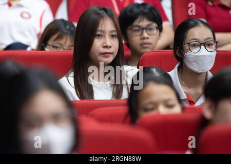 Reportage: La delegazione dell'USDA con il segretario Tom Vilsack visita il Vietnam (aprile 2023) - la donna vietnamita in udienza ascolta il segretario Vilsack mentre parla di commercio estero. Foto Stock