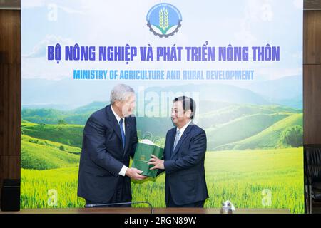 Reportage: Delegazione USDA con il segretario Tom Vilsack visita il Vietnam (aprile 2023) - Tom Vilsack incontra il ministro dell'agricoltura e dello sviluppo rurale Lê Minh Hoan. Foto Stock