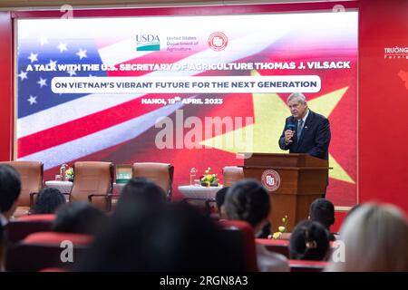 Reportage: Delegazione USDA con il segretario Tom Vilsack visita il Vietnam (aprile 2023) - Vilsack parla all'Università per il commercio estero di Hanoi, dove ha partecipato a una sessione di domande e risposte e a una discussione per docenti universitari, studenti e leader del settore agricolo. Foto Stock