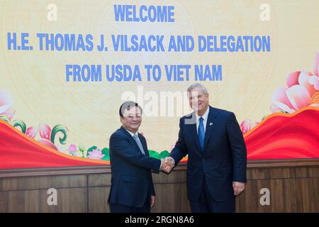 Reportage: Delegazione USDA con il segretario Tom Vilsack visita il Vietnam (aprile 2023) - Tom Vilsack incontra il ministro dell'agricoltura e dello sviluppo rurale Lê Minh Hoan in Vietnam. Foto Stock