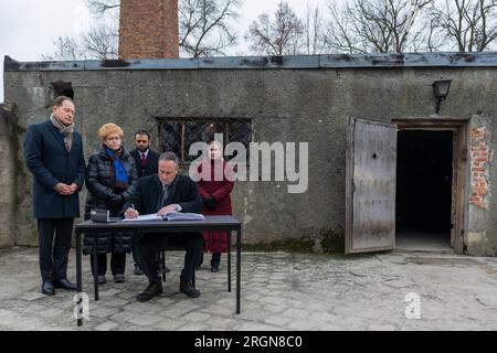 Reportage: Second Gentleman Douglas Emhoff Visit to Poland (2023) - Second Gentleman Douglas Emhoff firma la prenotazione degli ospiti al Museo di Auschwitz-Birkenau durante le cerimonie che celebrano il 78° anniversario della liberazione del campo, venerdì 27 gennaio 2023, a Oswiecim, Polonia. Foto Stock